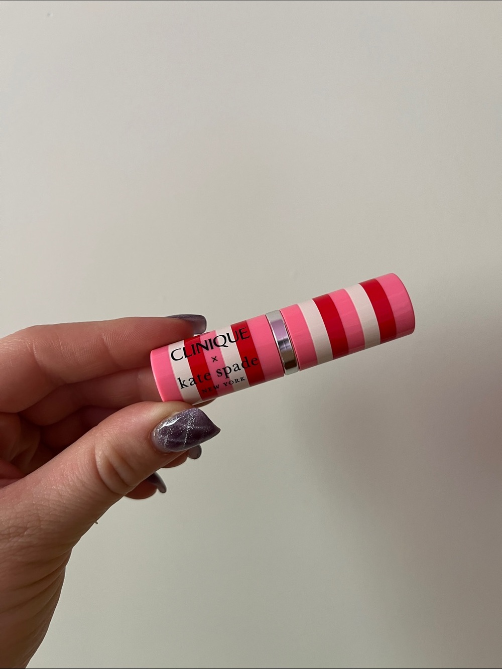 Clinique x Kate Spade New York Lip Colour + Primer Lipstick "Love Pop" - Picture 2 of 3